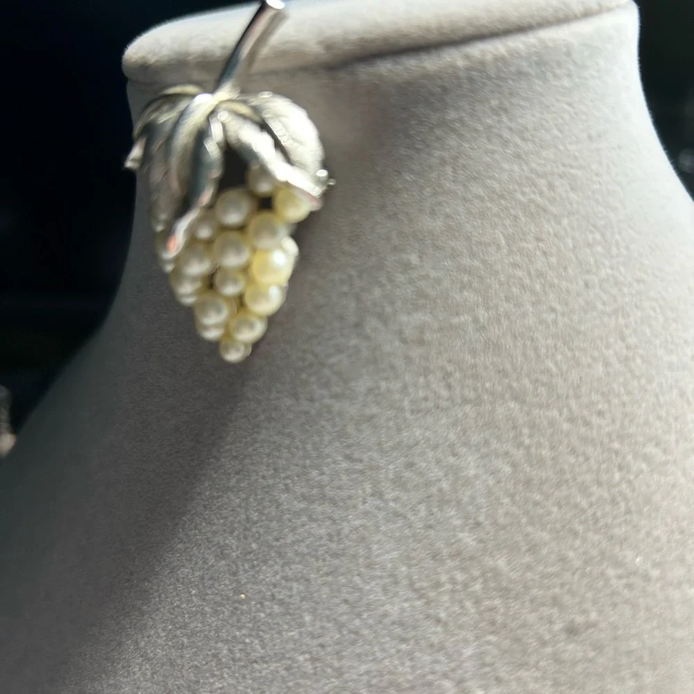 Crown Trifari elegant grape